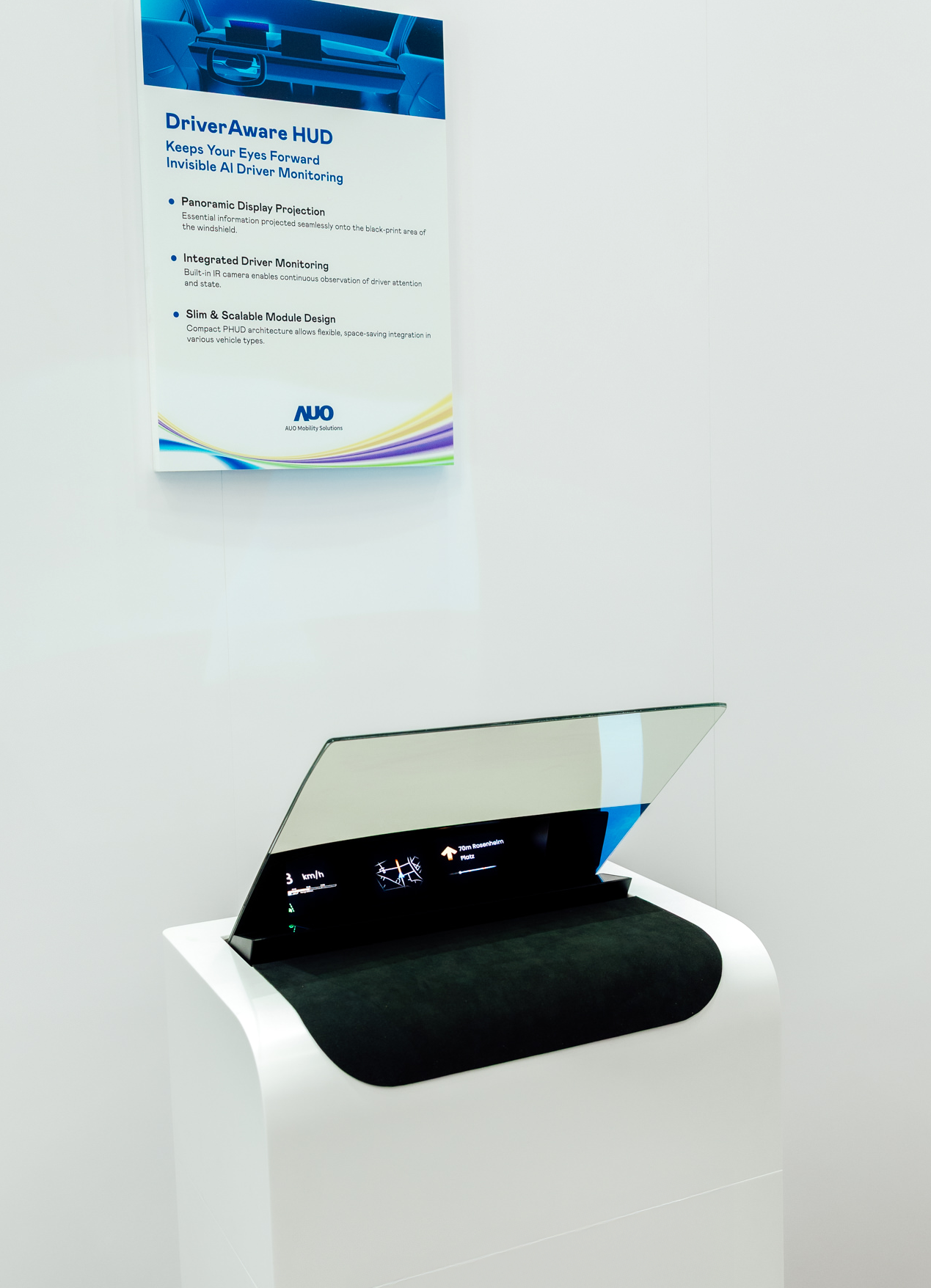 DriverAware HUD结合抬头显示器与隐藏式红外线摄影机，将车速、导航及警示讯息投影于挡风玻璃上，完美对齐驾驶目不离路的视线，同时，透过AI 监控驾驶注意力以提升安全性。